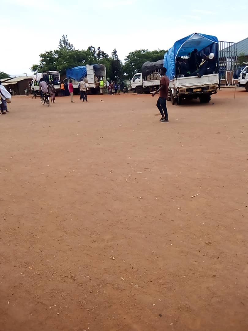 Vehicles of agents in charge of spraying on a field in the Mahama camp in eastern Rwanda (SOS Médias Burundi)