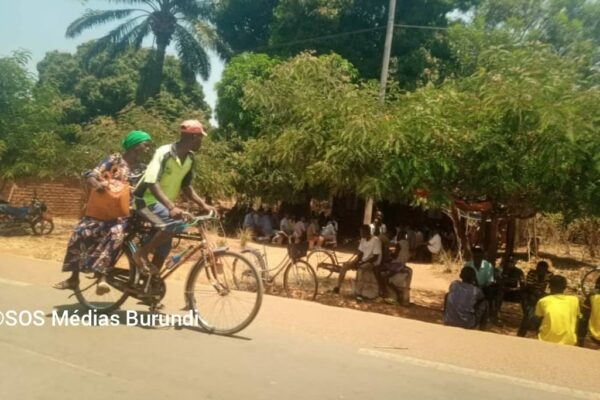 Mabanda: two women accused of street fuel sales transferred to the Makamba prosecutor’s cell A woman travels on a bicycle taxi in Makamba (SOS Médias Burundi)