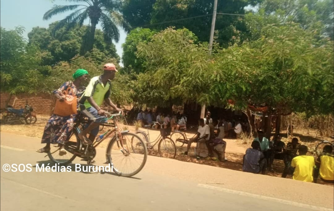 A woman travels on a bicycle taxi in Makamba (SOS Médias Burundi)