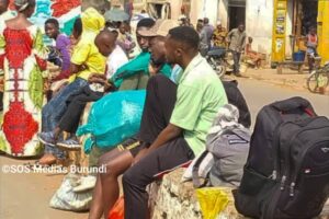 Passengers with their luggage in a parking lot in Kirundo, waiting in vain for a bus to go to the commercial city of Bujumbura (SOS Media Burundi)