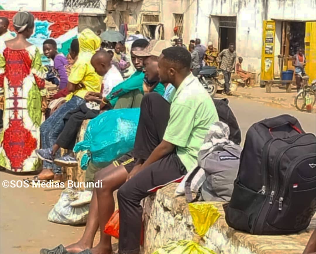 Passengers with their luggage in a parking lot in Kirundo, waiting in vain for a bus to go to the commercial city of Bujumbura (SOS Media Burundi)