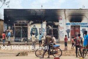 Residents observe the damage from the fire that ravaged six houses in the capital of Rumonge, September 21, 2024 (SOS Médias Burundi)