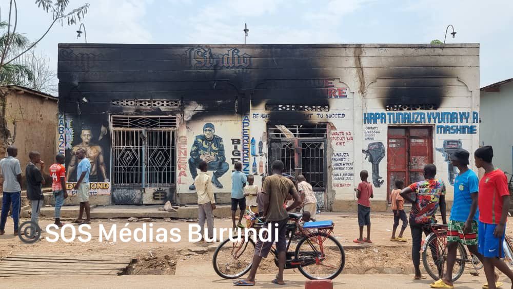 Residents observe the damage from the fire that ravaged six houses in the capital of Rumonge, September 21, 2024 (SOS Médias Burundi)