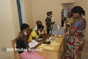 Young women and girls participate in a birth control and child vaccination program in Rumonge in southwestern Burundi (SOS Médias Burundi)