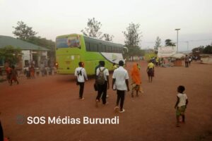 A bus carrying Congolese refugees crosses a street in the Mahama camp, September 24, 2024 (SOS Médias Burundi)