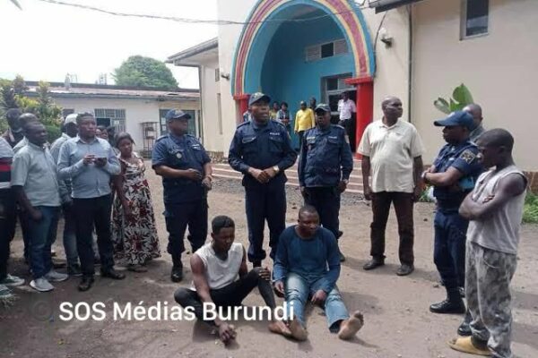 Sitting on the ground, the two alleged perpetrators of the murder of Edmond Bahati presented to the press by the Congolese services (SOS Médias Burundi)