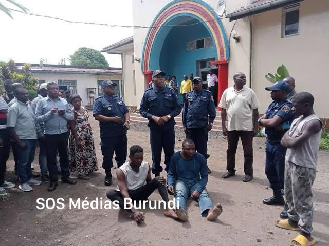Sitting on the ground, the two alleged perpetrators of the murder of Edmond Bahati presented to the press by the Congolese services (SOS Médias Burundi)
