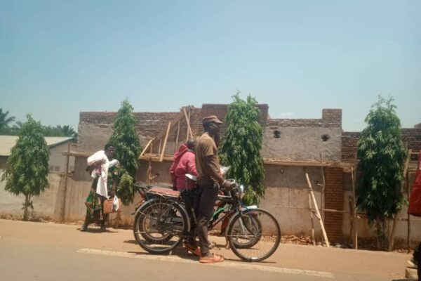 Bicycle taxi drivers waiting for masons and masons' assistants in front of a house under construction in a locality of Nyanza-Lac (SOS Médias Burundi)