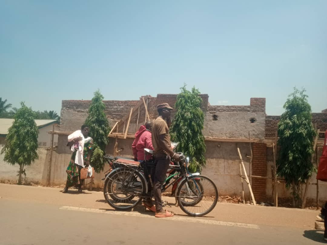 Bicycle taxi drivers waiting for masons and masons' assistants in front of a house under construction in a locality of Nyanza-Lac (SOS Médias Burundi)