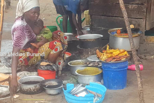 A woman prepares food for fishermen returning from Lake Tanganyika in the morning in Rumonge (SOS Médias Burundi)