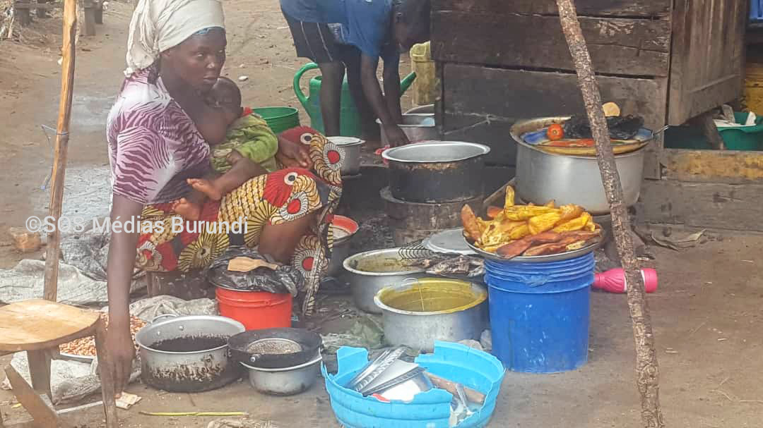 A woman prepares food for fishermen returning from Lake Tanganyika in the morning in Rumonge (SOS Médias Burundi)