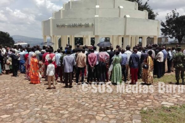 Burundi : les autorités empêchent les associations et parents de commémorer les massacres de Kibimba et leur demandent d’aller déposer des gerbes de fleurs sur la tombe des inconnus
