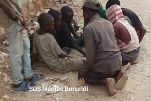 Young boys and girls from the Batwa minority group begging in a street in the commercial capital Bujumbura, October 2024 (SOS Médias Burundi)
