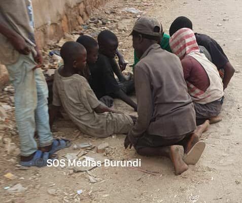 Young boys and girls from the Batwa minority group begging in a street in the commercial capital Bujumbura, October 2024 (SOS Médias Burundi)