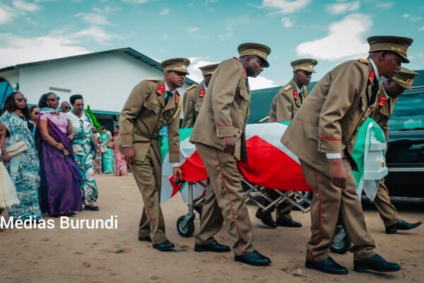 Burundian army officers move the coffin of Major Ernest Gashirahamwe (the very first high-ranking FDNB officer to have died in North Kivu) after the mass to bury him at the Mpanda cemetery, November 16, 2023 in Bujumbura (SOS Médias Burundi)