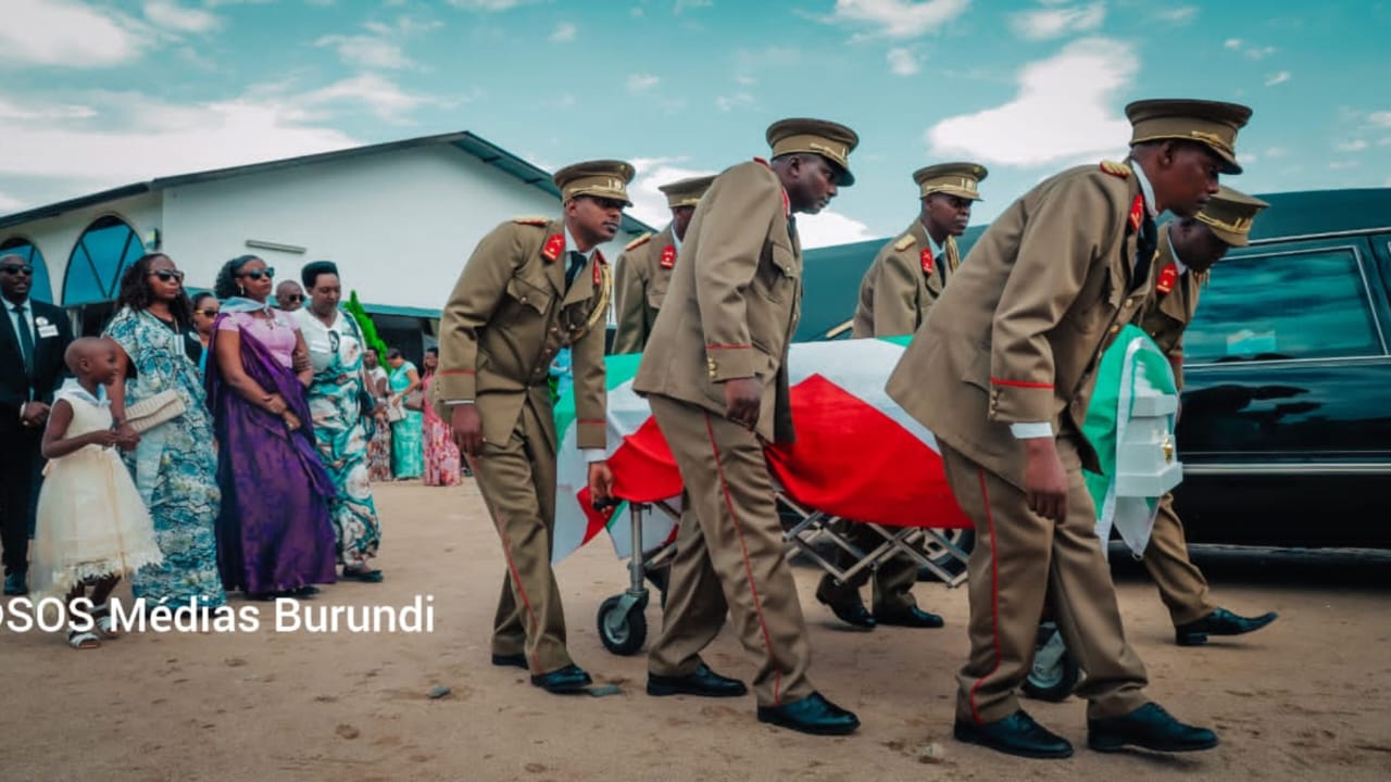 Burundian army officers move the coffin of Major Ernest Gashirahamwe (the very first high-ranking FDNB officer to have died in North Kivu) after the mass to bury him at the Mpanda cemetery, November 16, 2023 in Bujumbura (SOS Médias Burundi)