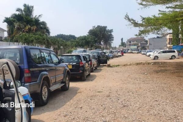 Several vehicles at a petrol station with little gasoline in the commercial city Bujumbura, October 2024 (SOS Médias Burundi)