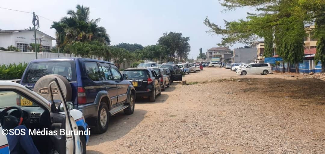 Several vehicles at a petrol station with little gasoline in the commercial city Bujumbura, October 2024 (SOS Médias Burundi)