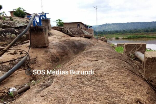 Rehabilitation of drinking water supply pipes at the Mahama camp in Rwanda (SOS Médias Burundi)