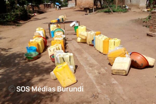 Lines of jerrycans whose owners are waiting for drinking water on a tap at the Mahama camp in Rwanda (SOS Médias Burundi)