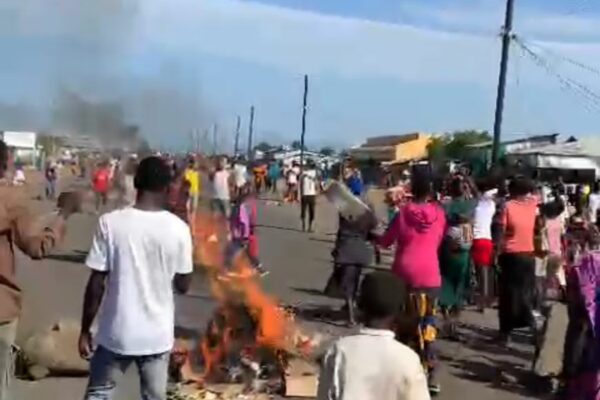 Refugees burn tires at Kakuma camp in protest against suspension of cash assistance and the reduction of their rations, April 22, 2024 (SOS Médias Burundi)