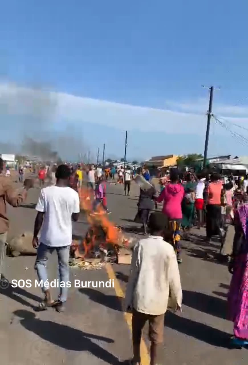 Refugees burn tires at Kakuma camp in protest against suspension of cash assistance and the reduction of their rations, April 22, 2024 (SOS Médias Burundi)