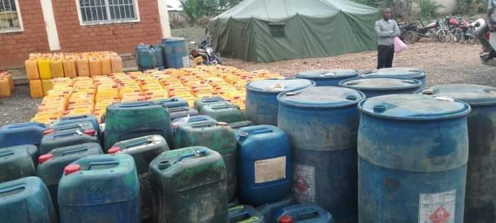 A man inspects the quantity of fuel given to the local police by SNR agents, DR