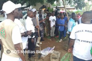 Residents and people accompanying the peace torch in Mitakataka, November 12, 2024 (SOS Médias Burundi)