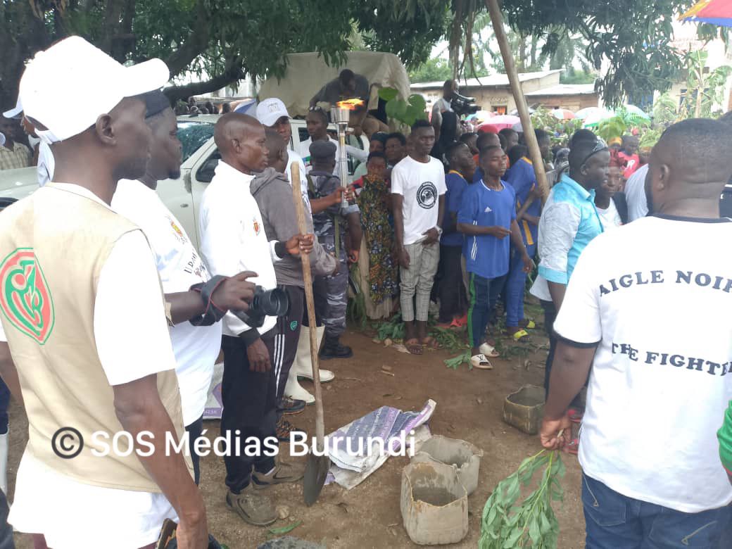 Residents and people accompanying the peace torch in Mitakataka, November 12, 2024 (SOS Médias Burundi)