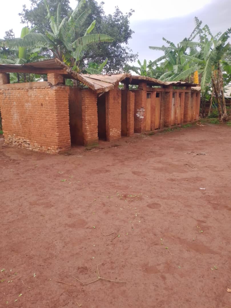Toilets without doors at the Congolese refugee camp of Kinama in northeastern Burundi, November 2024 (SOS Médias Burundi)