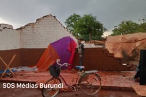 Un homme se tient dans les ruines d'une maison détruite par les pluies torrentielles à Nyarugusu, octobre 2024 ( SOS Médias Burundi)