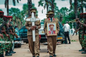 Des officiers militaires burundais portent le portrait et une croix au cimetière de Mpanda à l'ouest du Burundi avant l'enterrement du major Ernest Gashirahamwe , le plus haut gradé de la FDNB jusque là tué au Nord-Kivu, le 16 novembre 2023