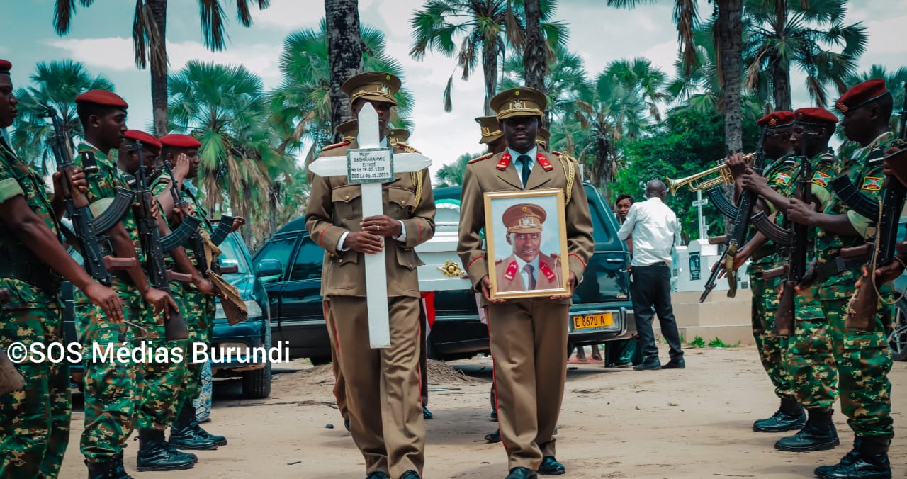 Des officiers militaires burundais portent le portrait et une croix au cimetière de Mpanda à l'ouest du Burundi avant l'enterrement du major Ernest Gashirahamwe , le plus haut gradé de la FDNB jusque là tué au Nord-Kivu, le 16 novembre 2023