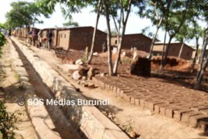 De nouveaux logements en construction pour les nouveaux réfugiés congolais à Mahama, novembre 2024