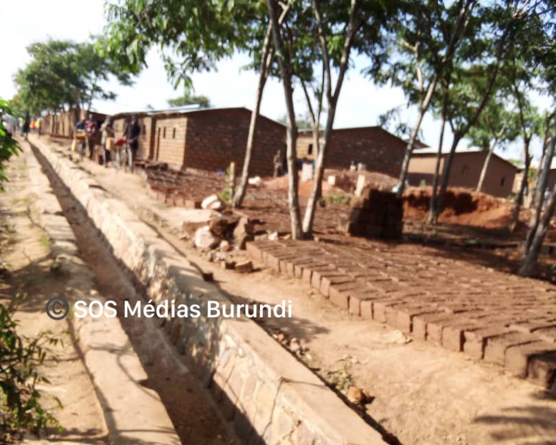 De nouveaux logements en construction pour les nouveaux réfugiés congolais à Mahama, novembre 2024