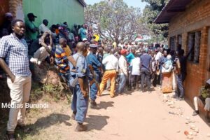 Des policiers supervisent la distribution d’engrais chimiques sur un point de vente de fertilisants à Bubanza dans l'ouest du Burundi, juillet 2022