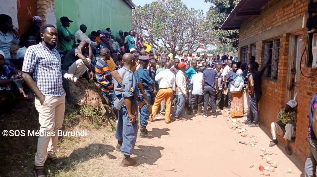 Des policiers supervisent la distribution d’engrais chimiques sur un point de vente de fertilisants à Bubanza dans l'ouest du Burundi, juillet 2022