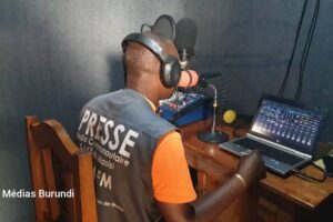Un journaliste déplacé monte des sons dans sa tente dans un camp de réfugiés à Goma, juin 2024