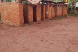 Des toilettes sans porte au camp de réfugiés congolais de Kinama dans le nord-est du Burundi, novembre 2024