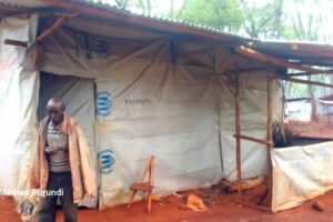 un réfugié burundais devant sa maison à Nduta