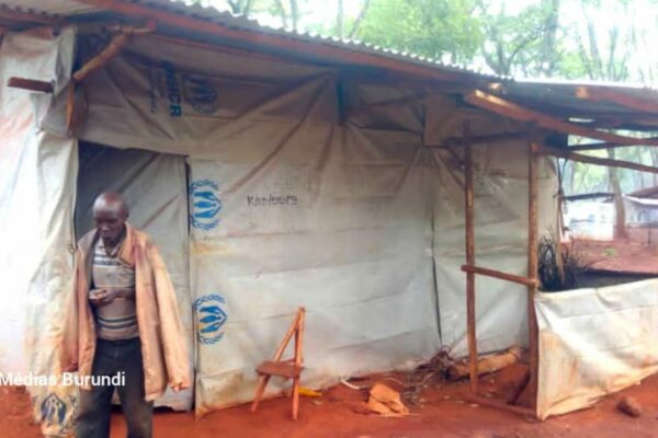 un réfugié burundais devant sa maison à Nduta