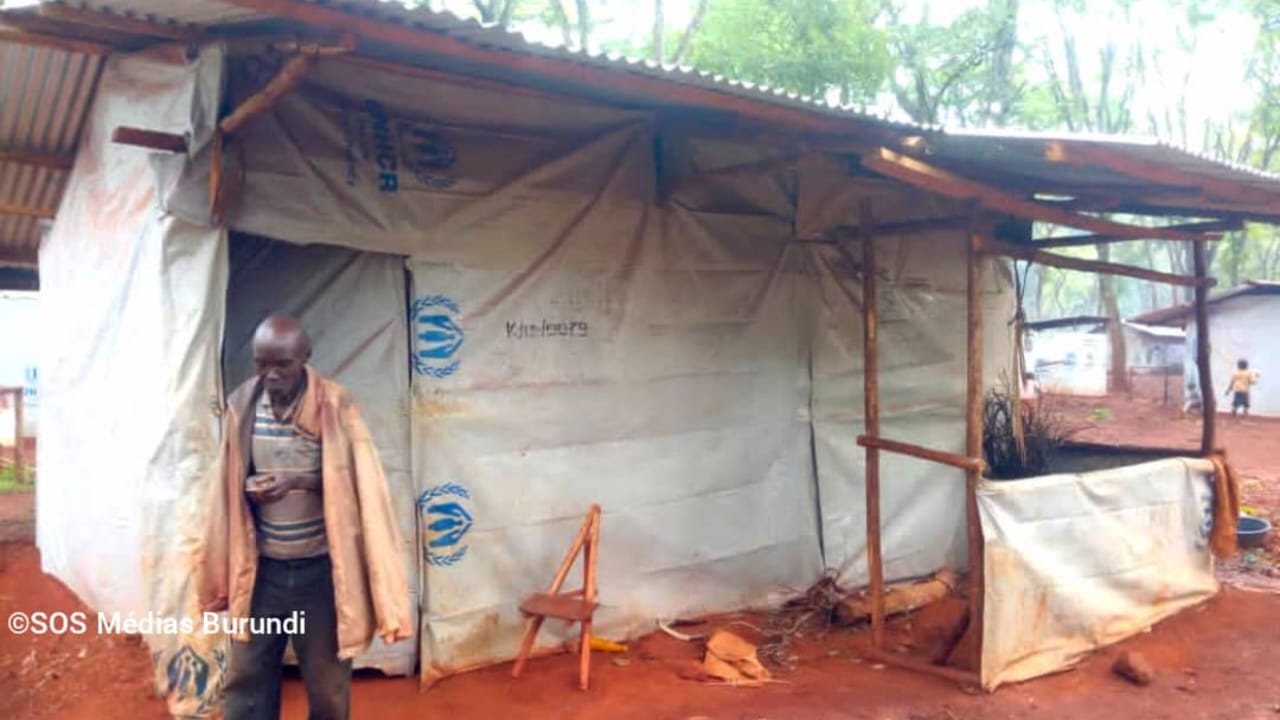 un réfugié burundais devant sa maison à Nduta