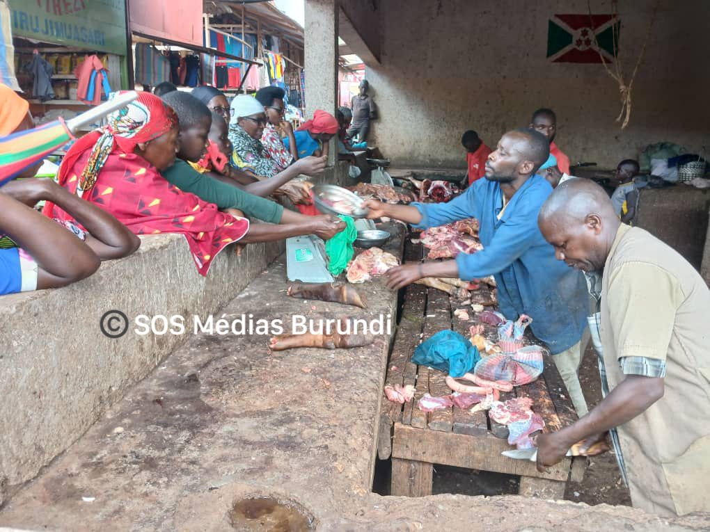 Women buy meat for the Christmas celebration at the Makamba market slaughterhouse, December 2024 (SOS Médias Burundi)