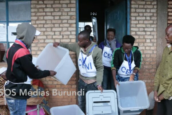 CENI agents at a polling station in Burundi, May 2020 (SOS Médias Burundi)