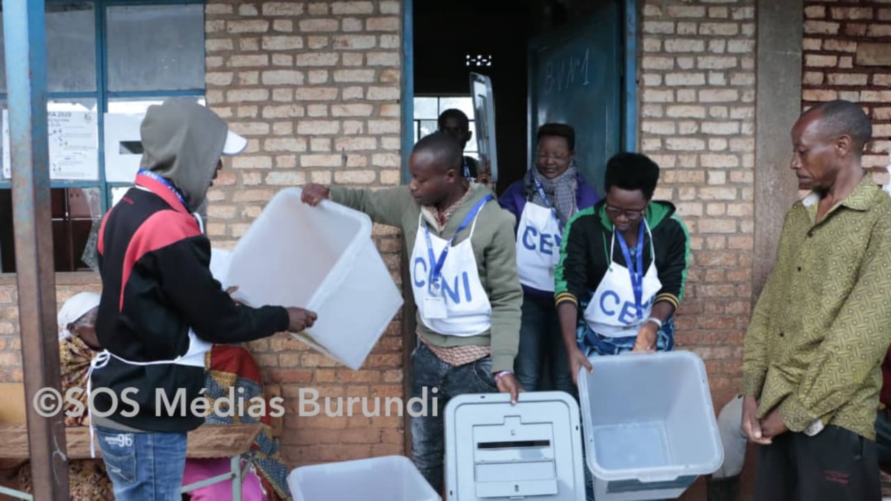 CENI agents at a polling station in Burundi, May 2020 (SOS Médias Burundi)