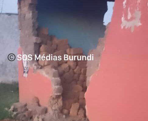 Nakivale (Uganda) : a fight against uncontrolled construction marred by corruption A house partially destroyed in the Nakivale camp in Uganda (SOS Médias Burundi)