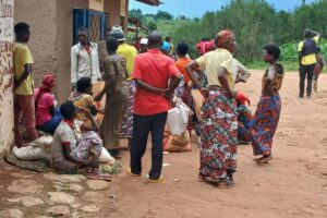 Local farmers sharing very small quantities of fertilizers in Makamba province in southern Burundi, November 2024 (SOS Médias Burundi)