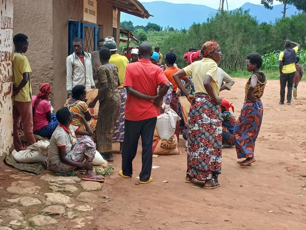 Local farmers sharing very small quantities of fertilizers in Makamba province in southern Burundi, November 2024 (SOS Médias Burundi)