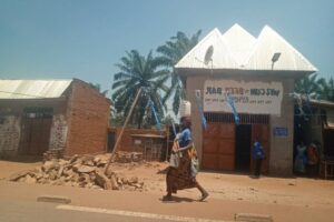 A woman in a street in Nyanza-Lac district (SOS Médias Burundi)
