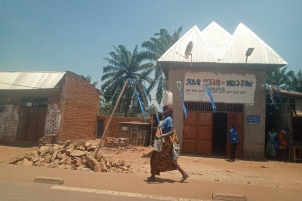 A woman in a street in Nyanza-Lac district (SOS Médias Burundi)